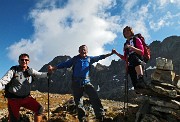 53 Noi tre sullo sfondo del  Monte Pradella ( 2626 m)